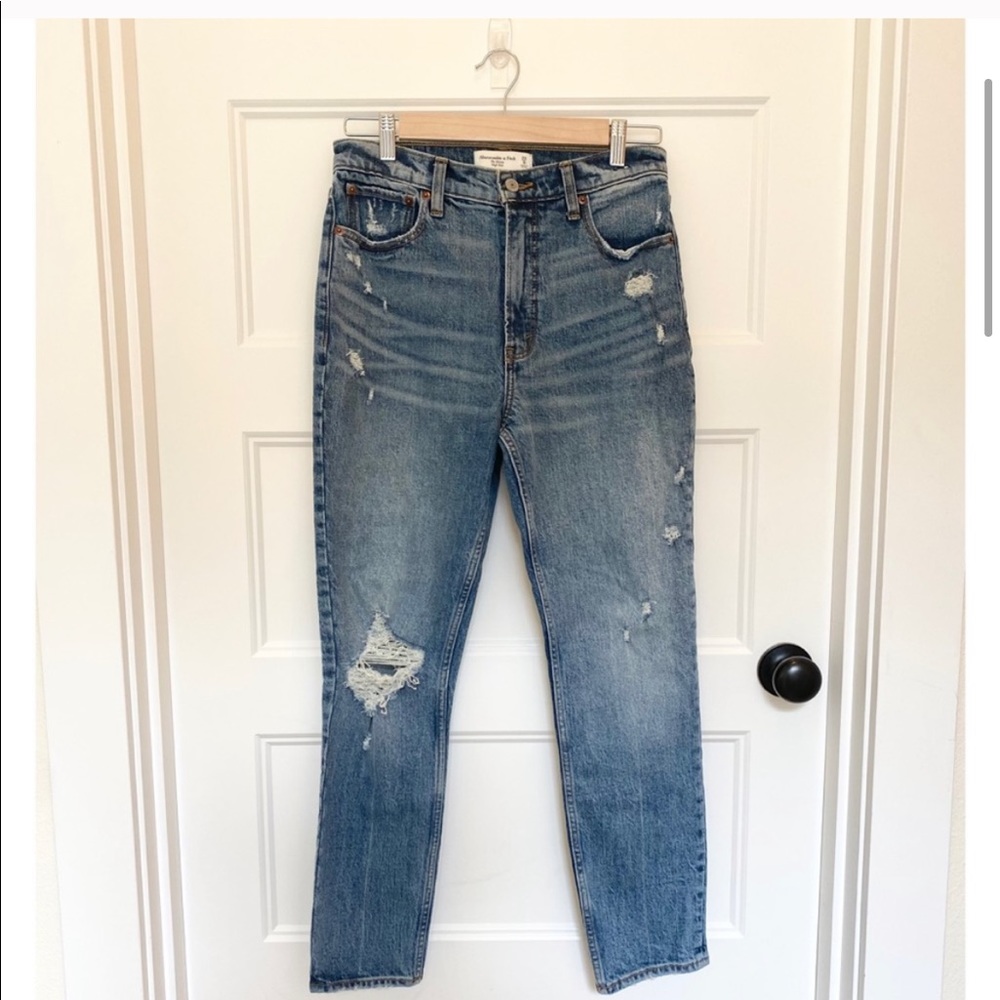 NWT A&F Distressed High Rise Skinny Jean